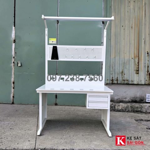 Bàn thao tác 120×60cm, vách lỗ vuông và thanh đèn