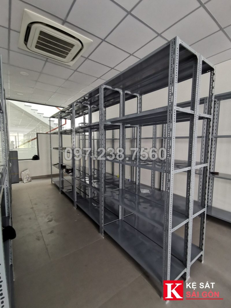 Kệ sắt V lỗ đã lắp tại nhà khách ở TP. Thủ Đức