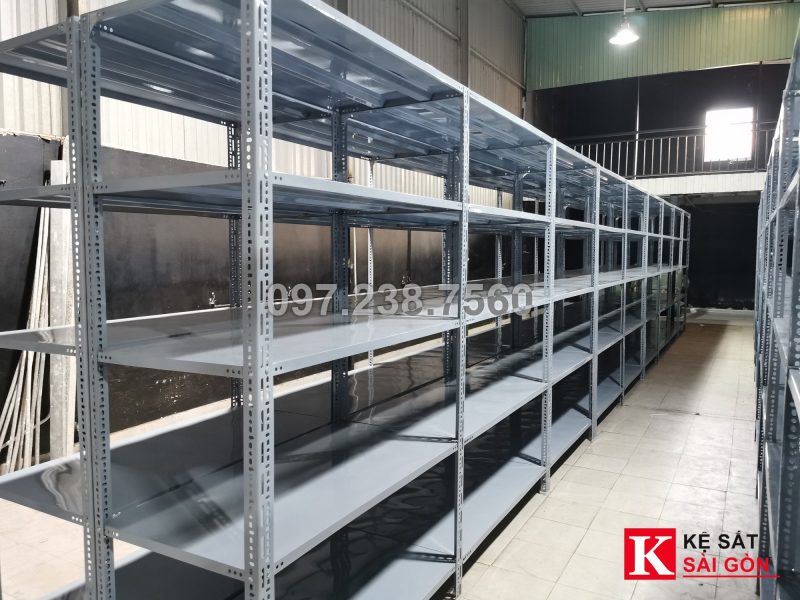 Kệ sắt V lỗ lắp tại nhà khách, mâm thép và thanh trụ đục lỗ