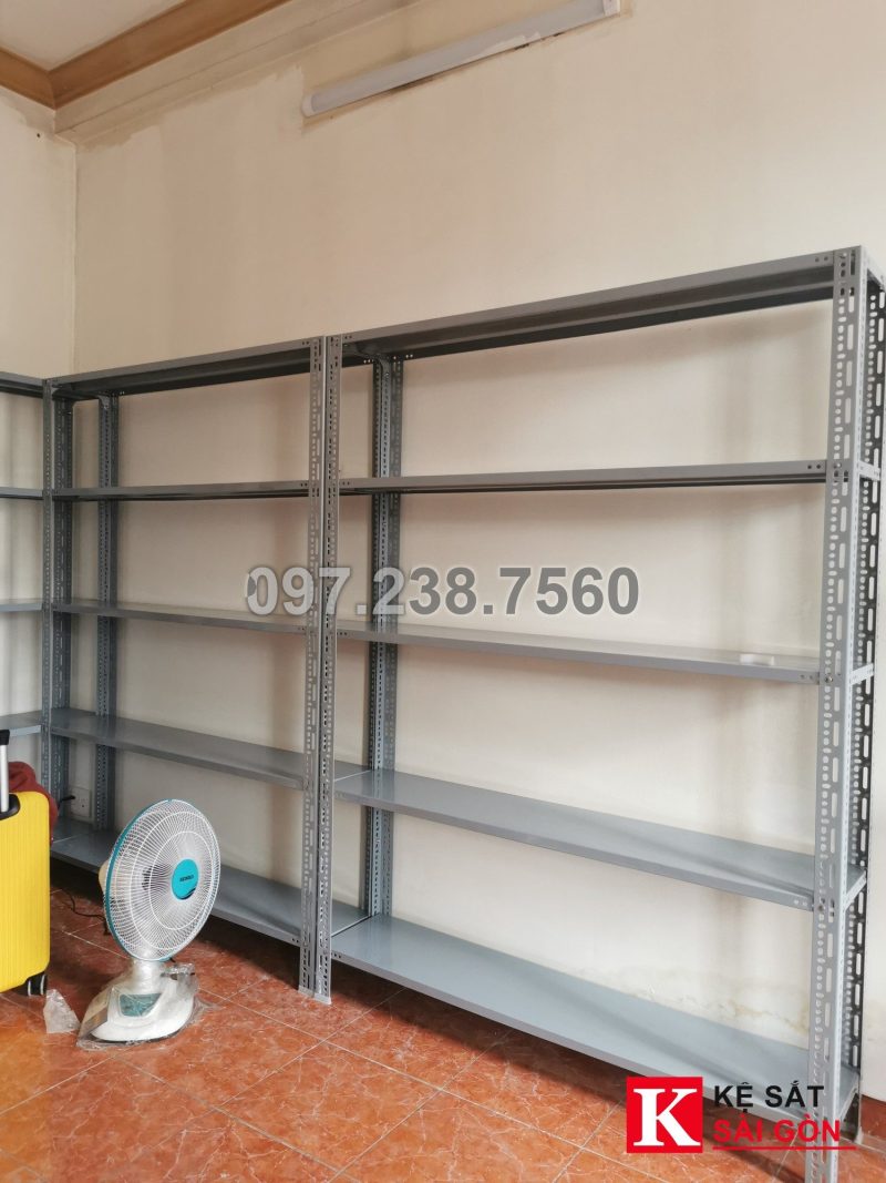 Kệ sắt V lỗ đã lắp tại nhà khách ở quận Gò Vấp