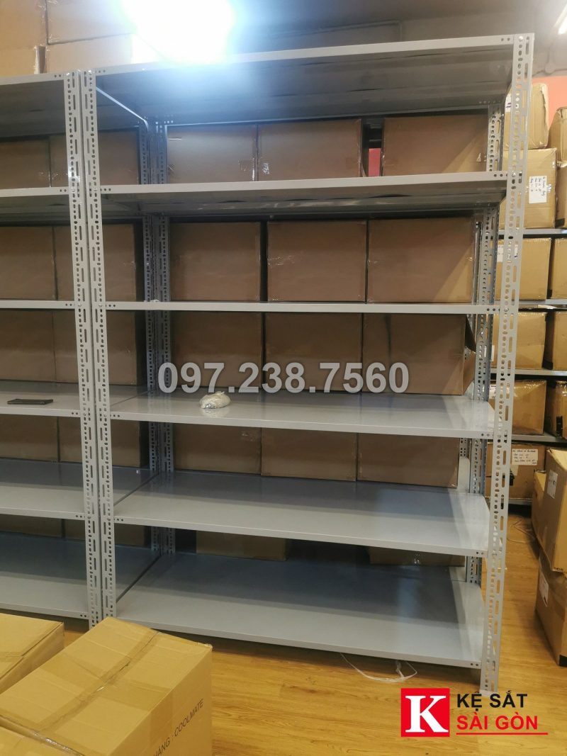 Kệ sắt V lỗ đã lắp tại nhà khách ở Quận 7