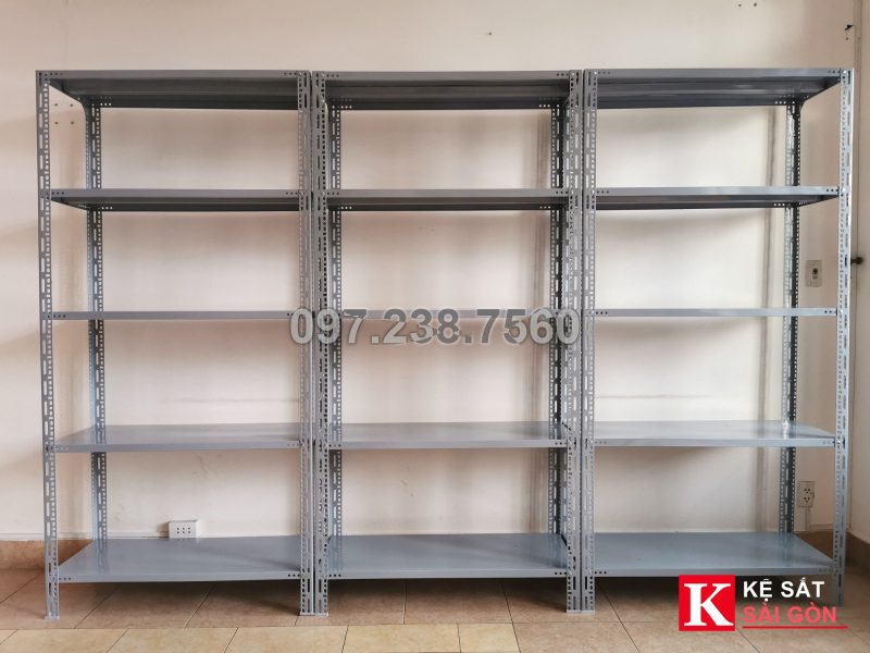 Kệ sắt V lỗ đã lắp tại nhà khách ở quận Bình Thạnh