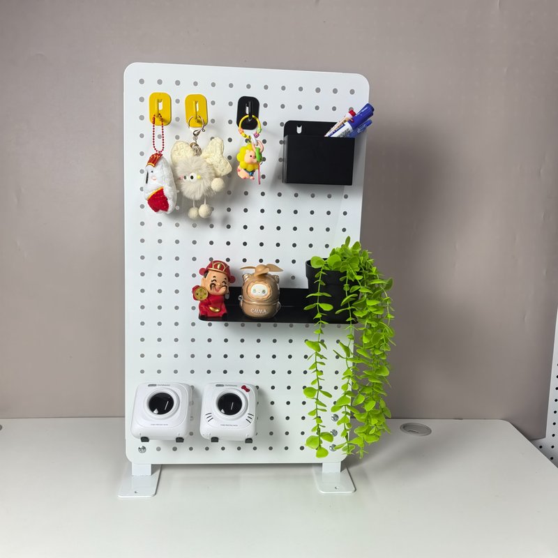 Bảng pegboard 60×30cm trắng với 2 chân đế đặt trên mặt bàn, gài móc, khay, hộp