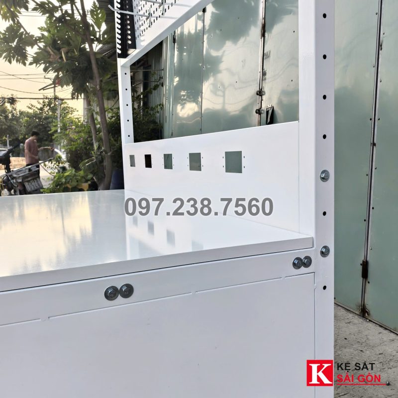 Bàn thao tác mẫu có tủ cánh, trụ đục lỗ, vách lỗ vuông, xưởng đã làm