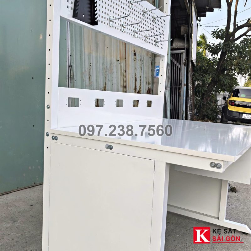 Bàn thao tác mẫu có tủ cánh, trụ đục lỗ, vách lỗ vuông, xưởng đã làm