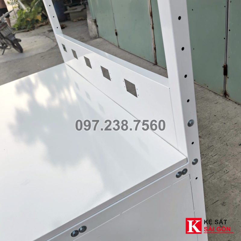 Bàn thao tác mẫu có tủ cánh, trụ đục lỗ, vách lỗ vuông, xưởng đã làm