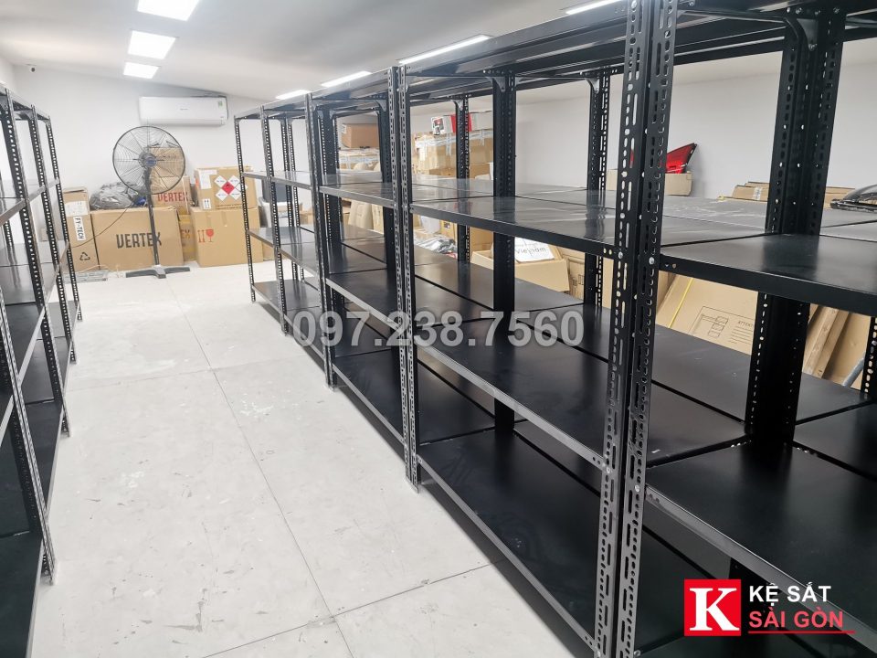 Kệ sắt V lỗ chịu được bao nhiêu kg mỗi tầng?