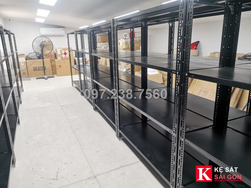 Kệ sắt V lỗ đã lắp, các tầng xếp bao hàng dàn đều trên mâm