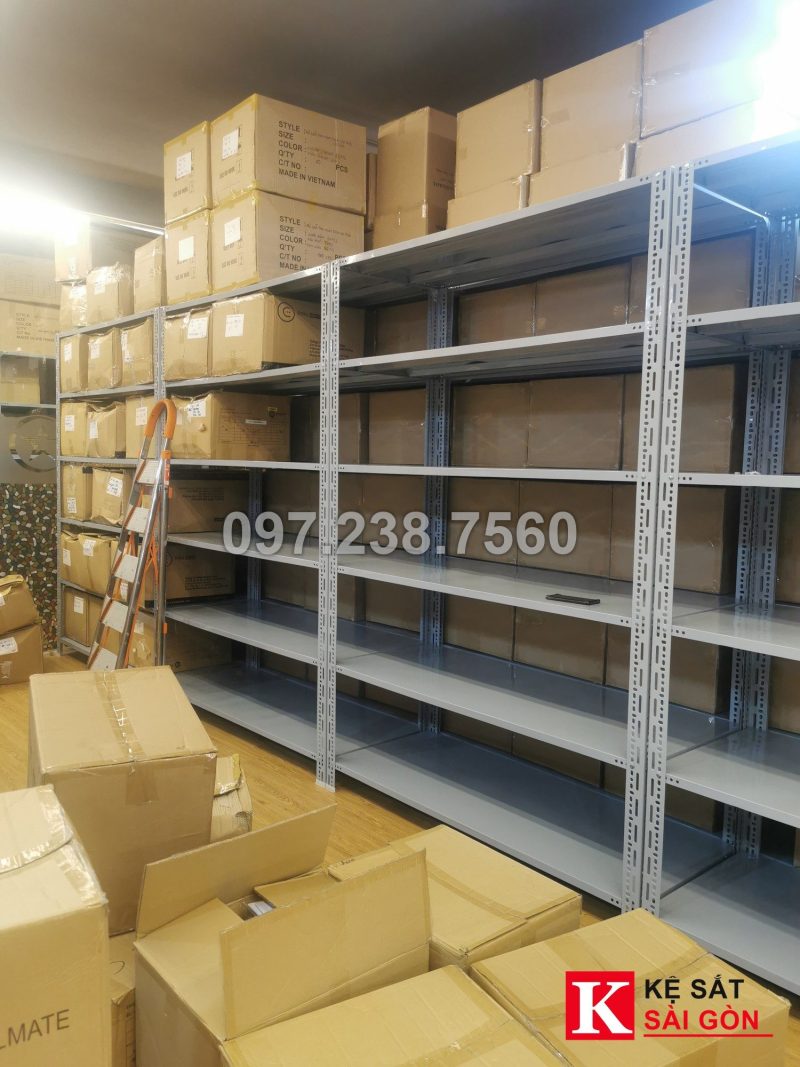 Dãy kệ sắt V lỗ nhiều tầng đã lắp trong kho, khung đứng thẳng hàng