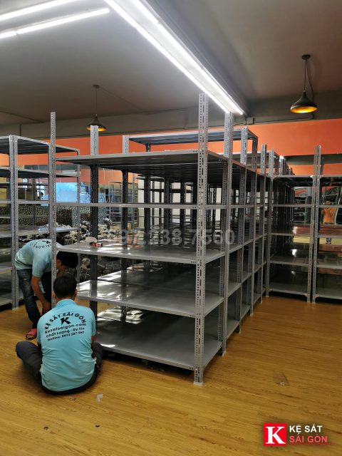 Kệ sắt V lỗ 150×60×200cm lắp thực tế cho kho shop online quần áo ở Quận 2