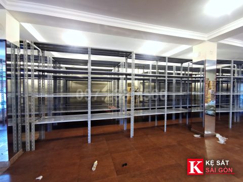 Kệ sắt V lỗ 120×50×200cm lắp thực tế cho kho bán hàng online ở Bình Dương