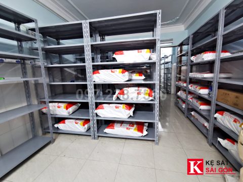 Kệ sắt V lỗ 150×40×200cm lắp thực tế cho kho túi xốp đóng hàng online ở Quận 3