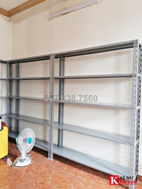 Kệ sắt V lỗ 150×40×200cm lắp thực tế cho kho chứa hàng điện tử bán online ở Quận 12