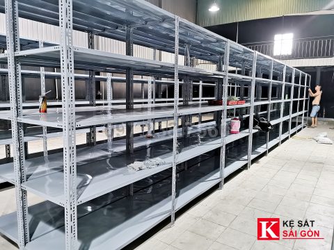 Kệ sắt V lỗ 150×60×220cm lắp thực tế cho kho đồ gia dụng ở Quận 7
