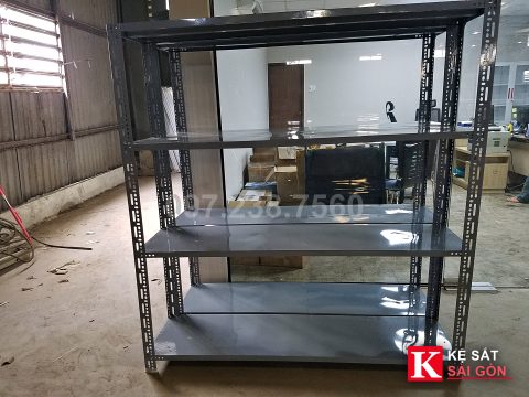 Kệ sắt V lỗ 120×40×150cm 4 tầng lắp thực tế cho kho chứa phụ tùng