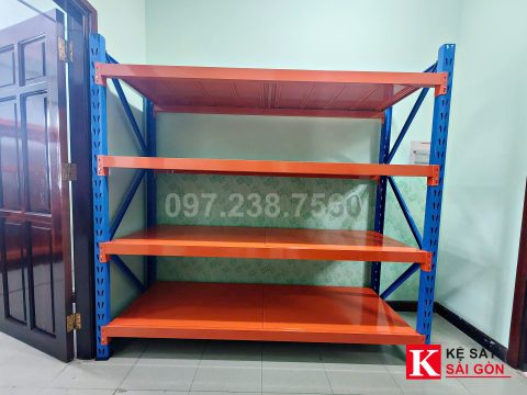 Kệ trung tải 200×60×200cm 4 tầng lắp thực tế cho kho chứa hàng vải