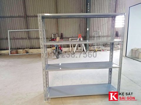 Kệ sắt V lỗ 120×40×120cm 4 tầng lắp thực tế cho xưởng nội thất để đồ sản xuất
