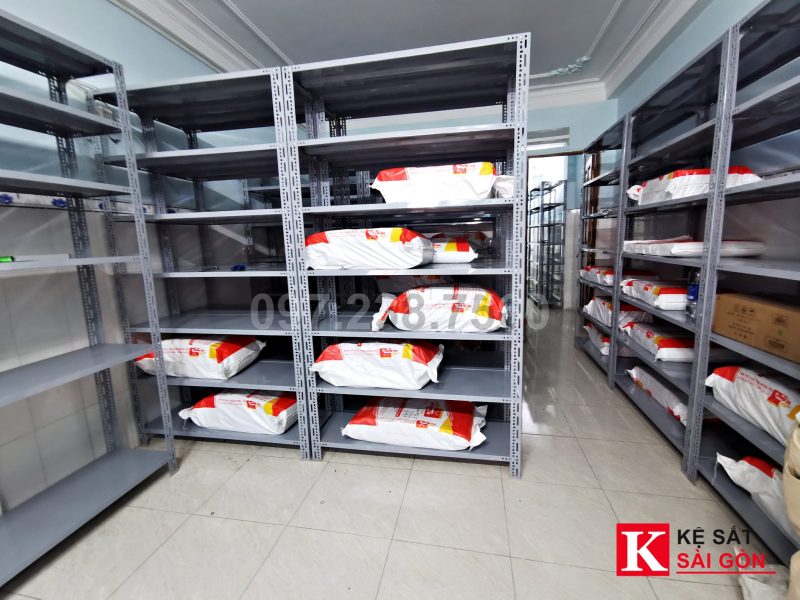 Kệ sắt V lỗ 150×40×200cm ở kho bịch xốp bán hàng online, Quận 3