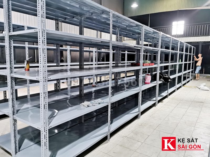 Kệ sắt V lỗ 150×60×220cm ở kho đồ gia dụng, Quận 7