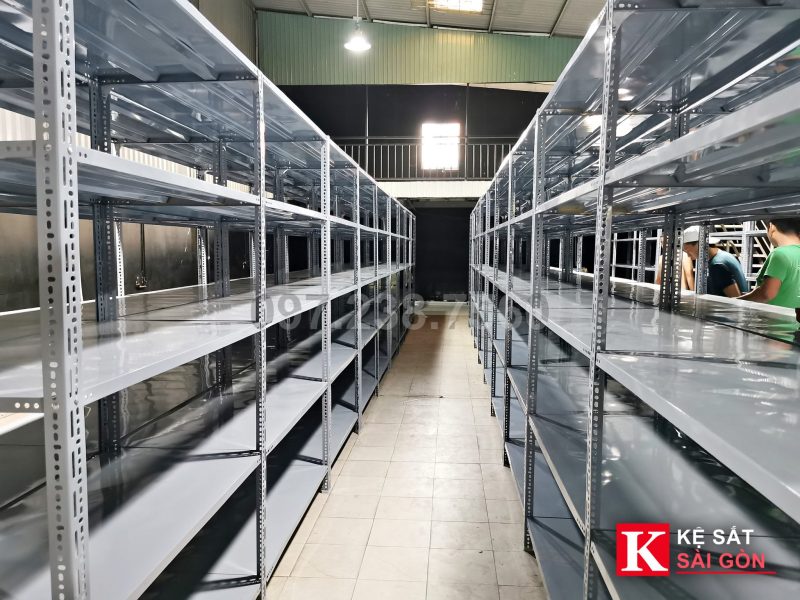 Kệ sắt V lỗ 150×50×200cm ở kho đồ gia dụng, Bình Thạnh