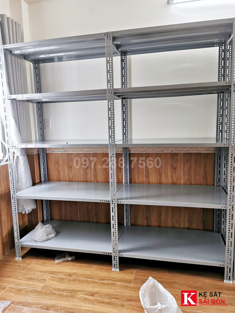 Hai kệ sắt V lỗ 5 tầng nối liền, dùng chung cây trụ ở giữa