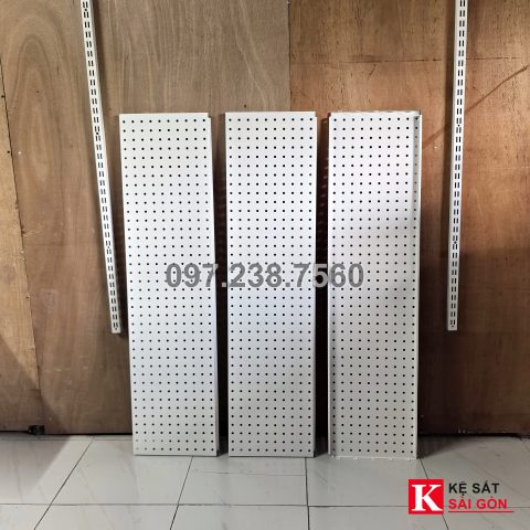 Tấm tôn lỗ gài thanh ray – 120cm x 30 – lỗ 0.8li