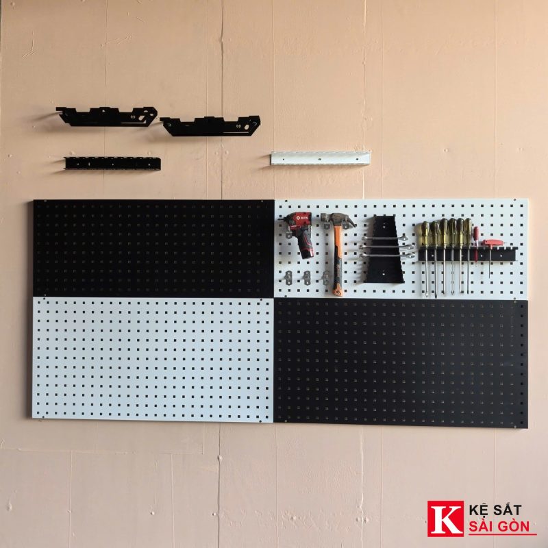 Tấm pegboard lỗ vuông đen và trắng ghép ô bàn cờ trên tường, treo dụng cụ