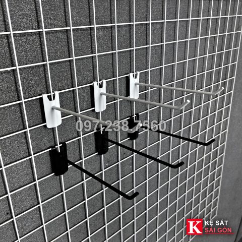Ảnh thực tế móc cài lưới gài trên khung lưới