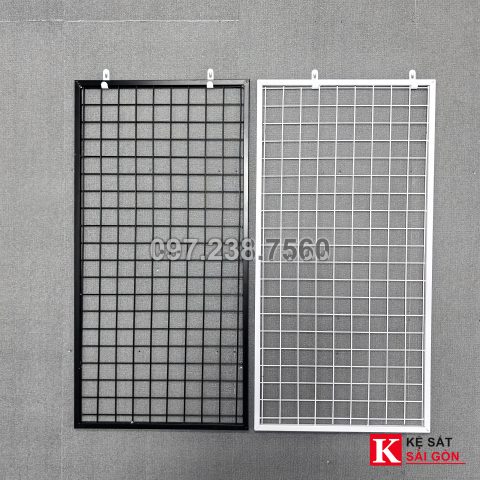Ảnh thực tế khung lưới đen và trắng treo phụ kiện