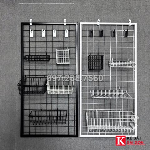 Ảnh thực tế khung lưới đen và trắng treo phụ kiện