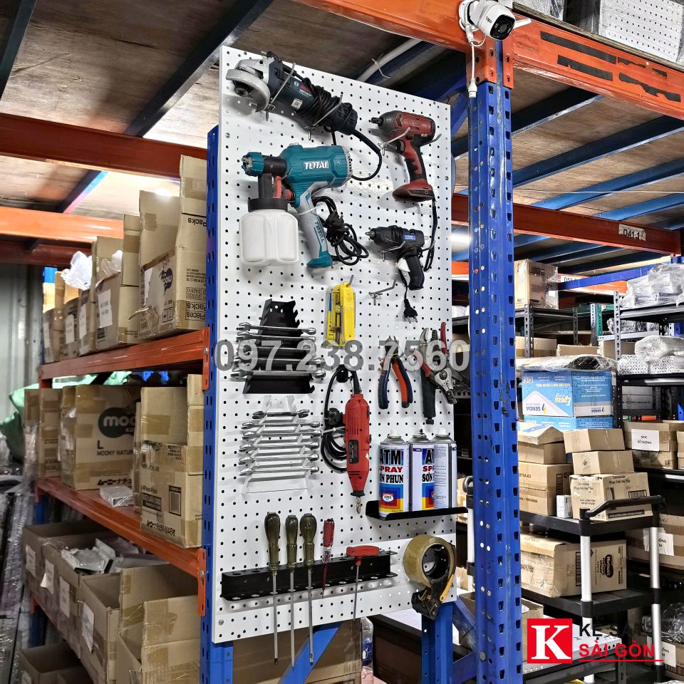 Tấm tôn lỗ tròn trắng gắn lên cột kệ kho, treo máy khoan, cờ lê, tua vít