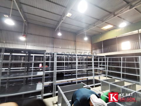 Kệ sắt V lỗ 120×60×240cm lắp thực tế cho kho shop online quần áo