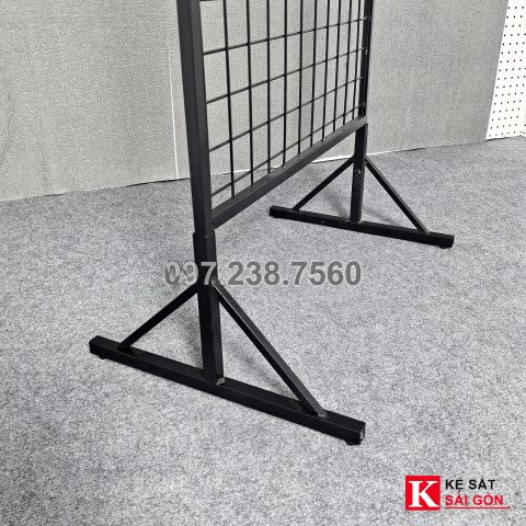 Ảnh thực tế khung lưới có chân màu đen đứng sàn