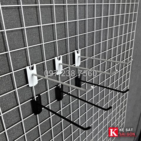 Ảnh thực tế móc cài lưới gài trên khung lưới