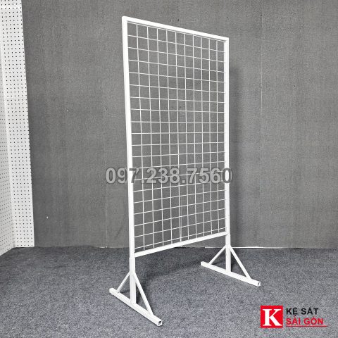 Ảnh thực tế khung lưới có chân màu trắng đứng sàn