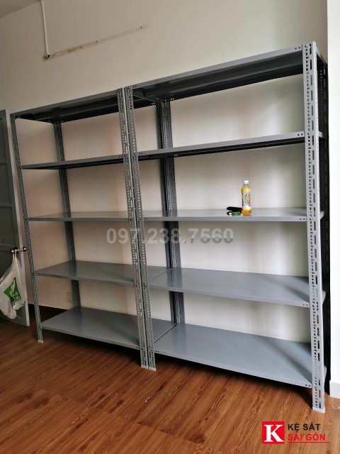 Kệ sắt V lỗ 120×40×200cm lắp thực tế cho kho chứa đồ gia đình ở Tân Bình