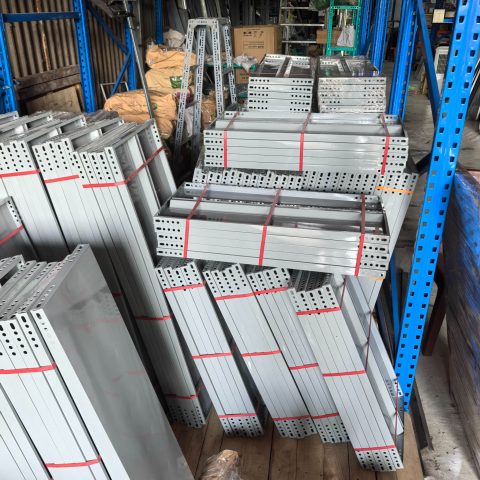 Mâm v lỗ - 60cm x 15cm - không sơn