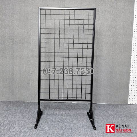 Ảnh thực tế khung lưới có chân màu đen đứng sàn