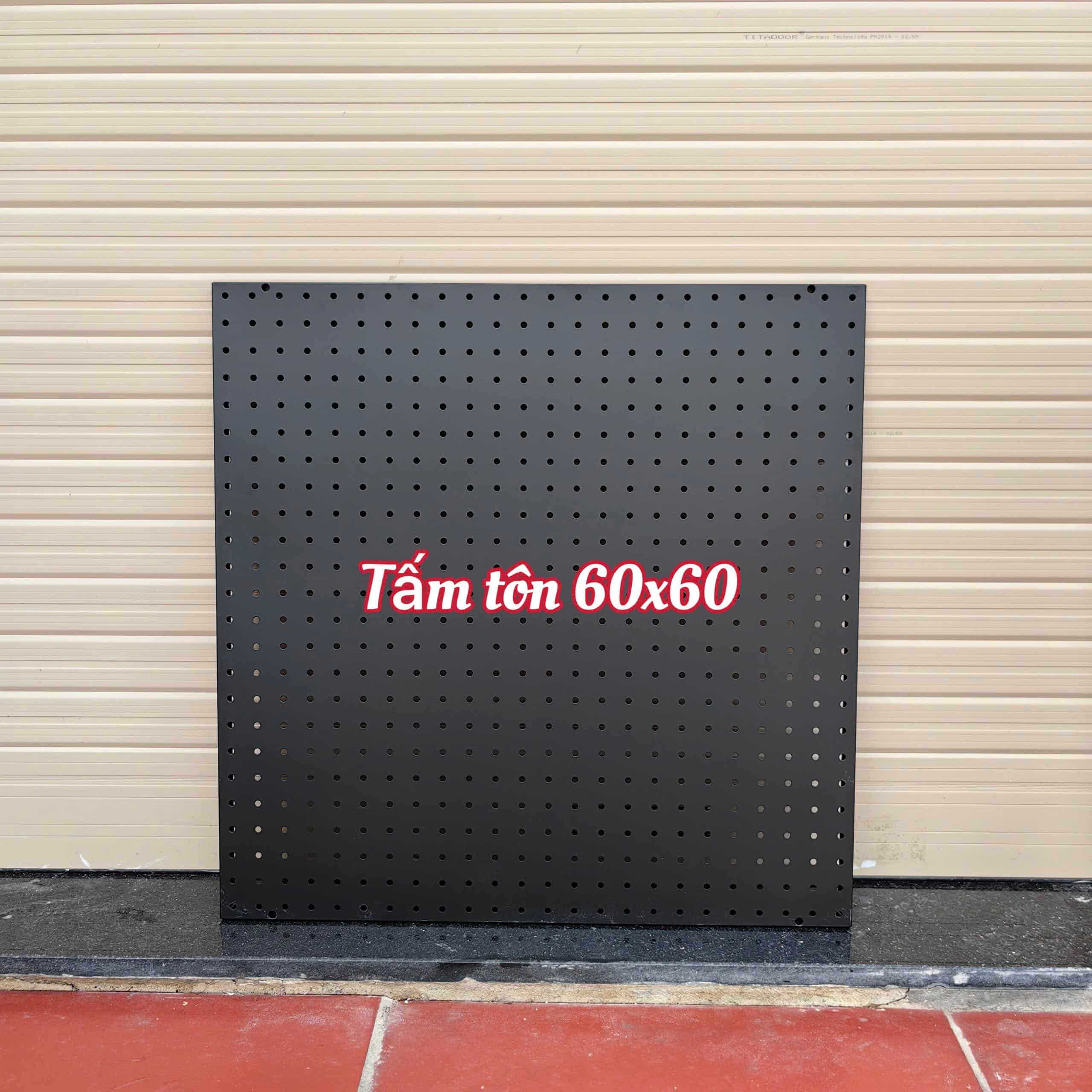 Tấm tôn đục lỗ treo phụ kiện trưng bày
