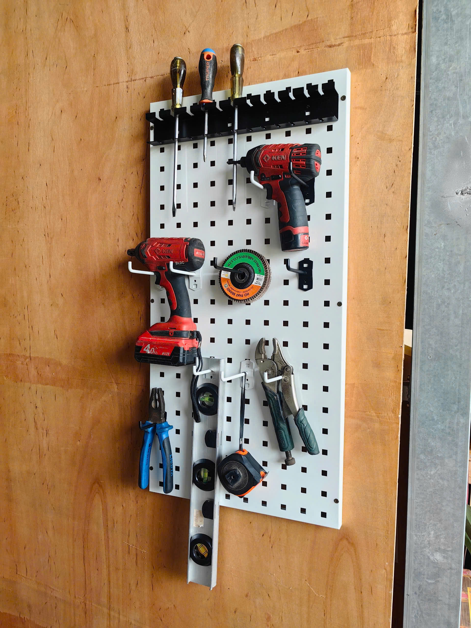 Tấm Pegboard treo dụng cụ cầm tay, máy khoan