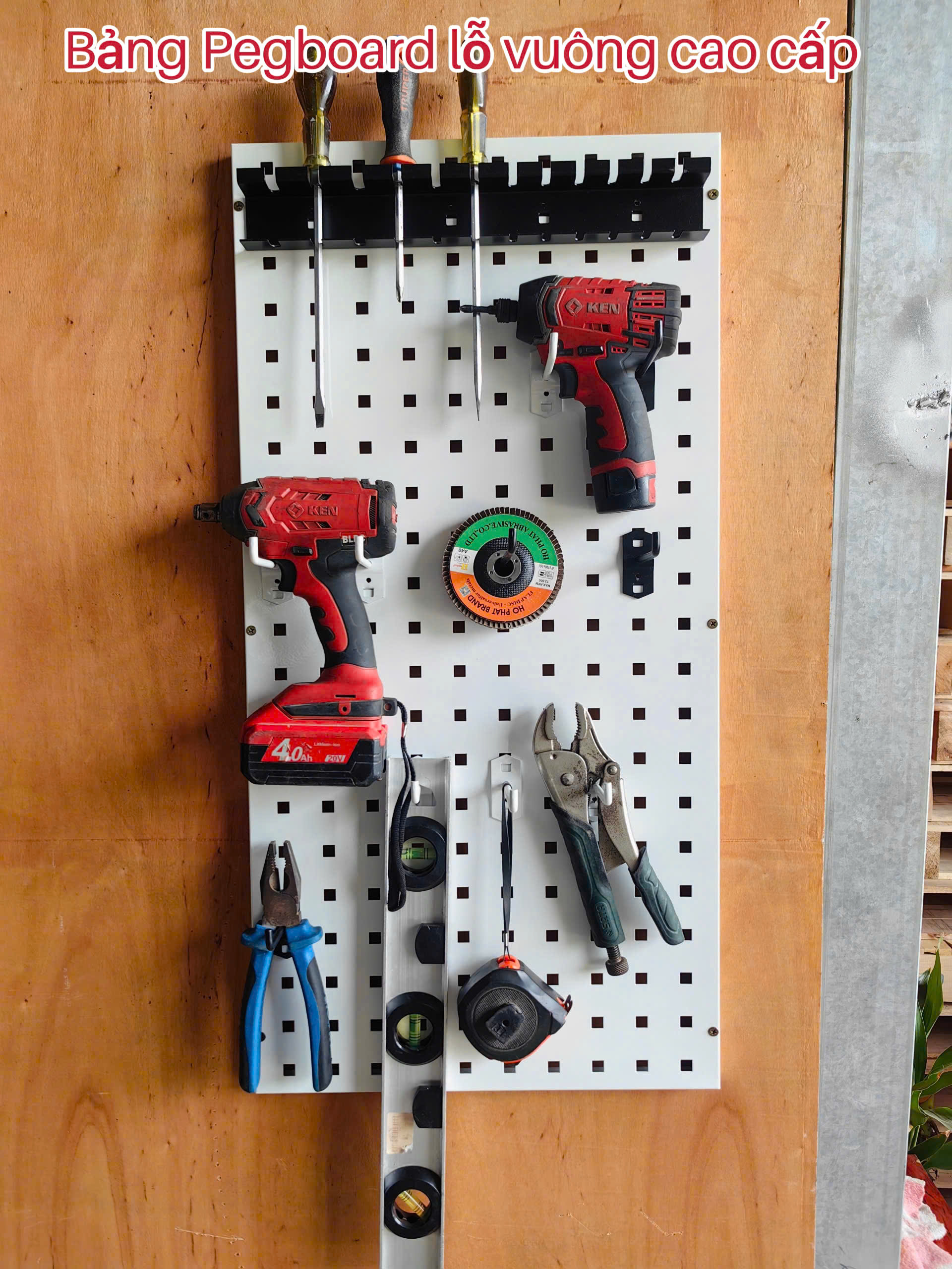 Bảng Pegboard lỗ vuông treo phụ kiện cơ khí, đồ dùng cầm tay