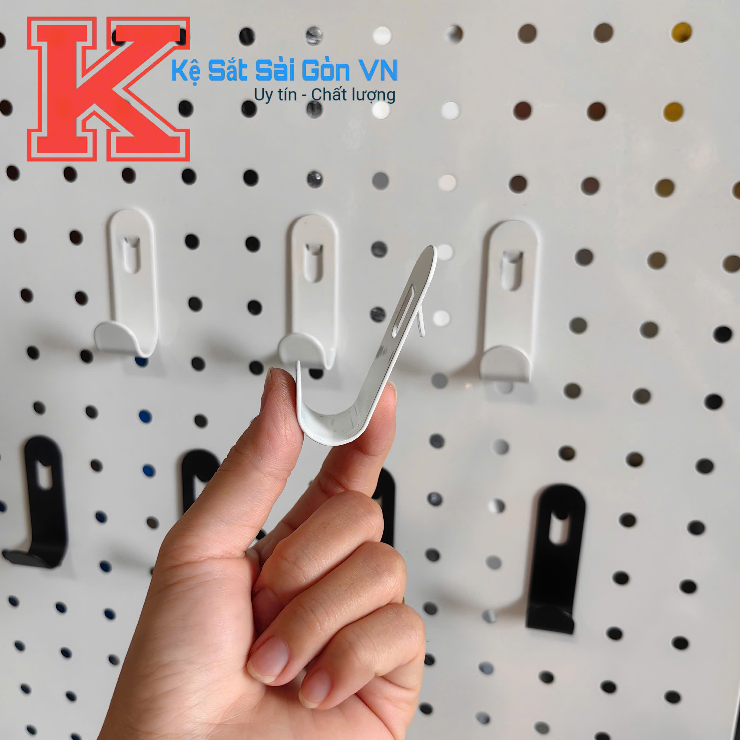 Móc chữ J gắn bảng lỗ Pegboard, Móc gắn tấm tôn lỗ treo phụ kiện trưng bày